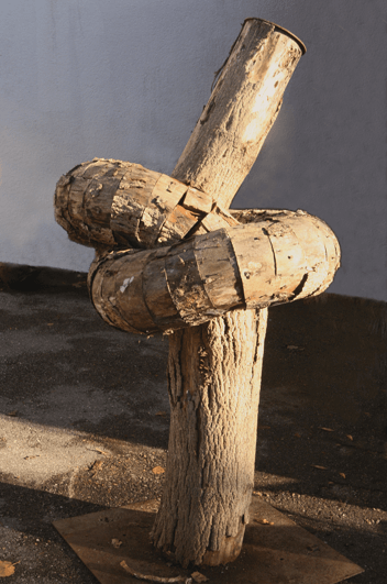 Holzskulptur: in sich verknoteter Baumstamm